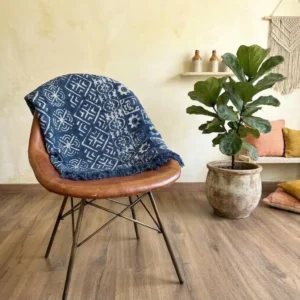 Manta de algodón índigo Desi Stripes, hecha a mano en India. Estampado de rombos, flores y cenefas en franjas, con flecos, 170×120 cm. Ideal para sofá o cama.