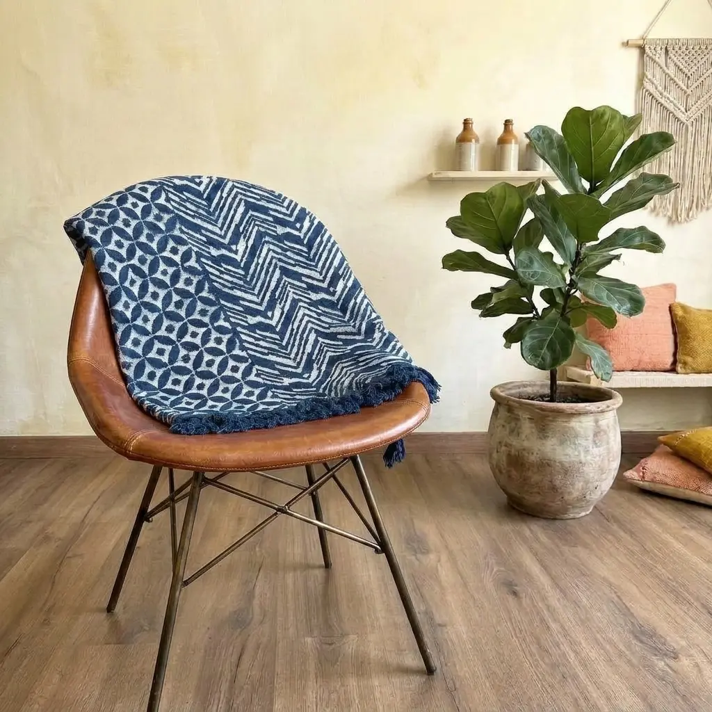 Manta de algodón índigo Namoona Waves, hecha a mano en India. Estampado de ondas en zigzag y motivos geométricos con flecos, 170×120 cm. Ideal para sofá o cama.