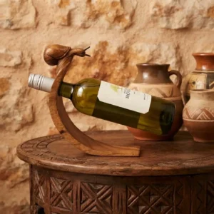 Soporte de mesa para botella de vino realizada en madera de suar con caracol tallado