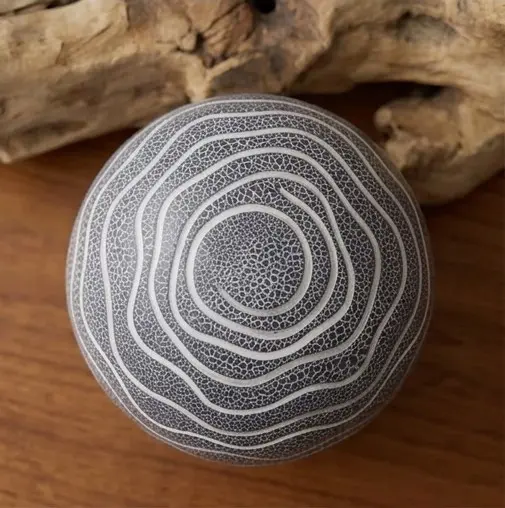 Lámpara de Mesa con Pantalla Esférica sobre Base de Madera Natural - Rayas - Imagen 9