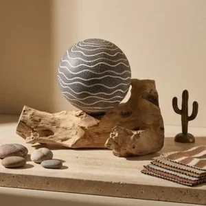 Lámpara de mesa con pantalla esférica con patrón de rayas onduladas sobre base de madera natural irregular
