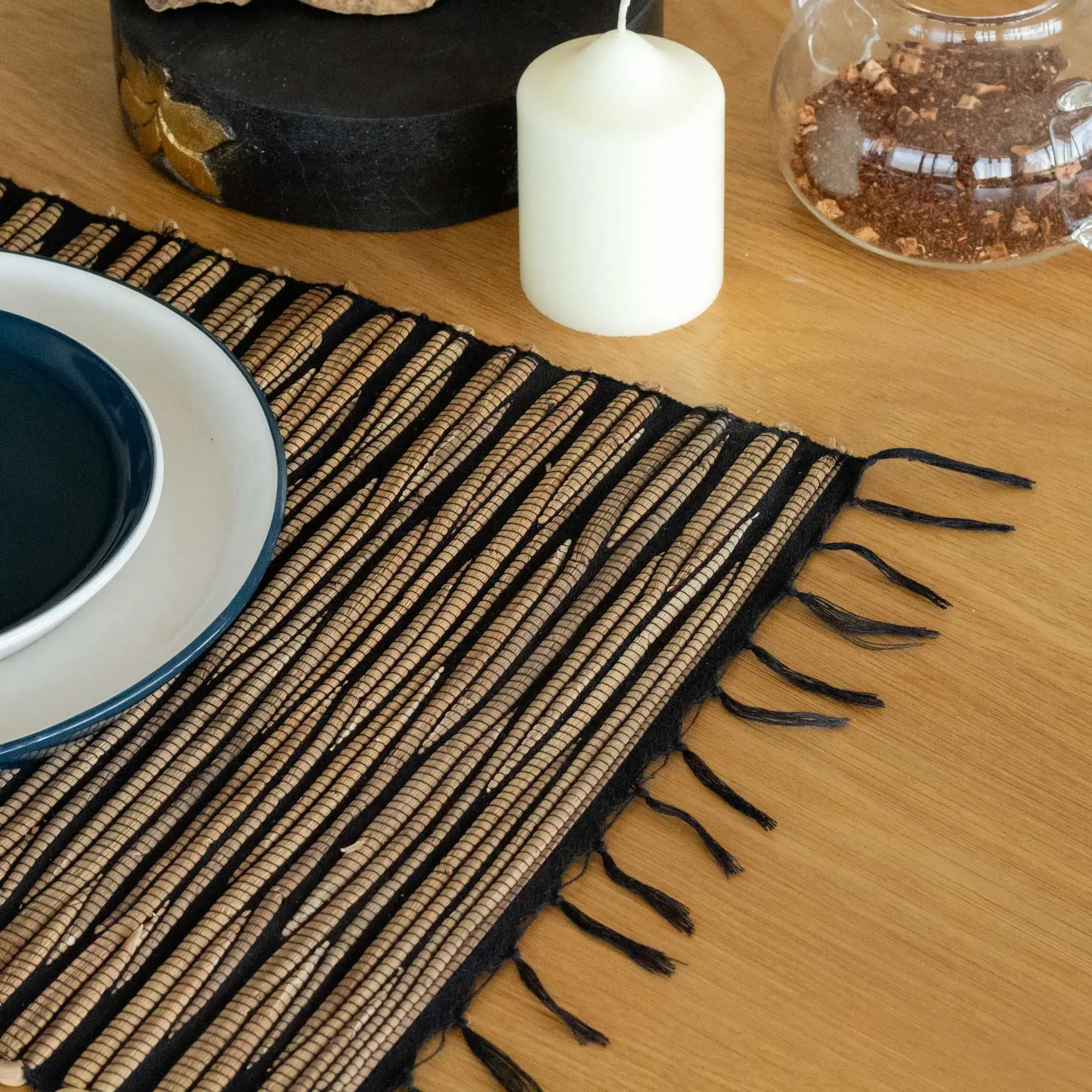 Mantel individual de jacinto de agua, 60 x 37 cm. Tejido negro con flecos, fibra natural hecha a mano en Indonesia.