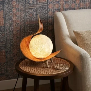 Lampara de mesa con pantalla esférica tejida a mano con soporte artesanal de hoja de coco en tono natural