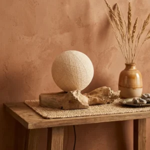 Lampara con pantalla esferica sobre base irregular de madera natural