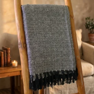 Manta estilo Boho de algodón tejida a mano con patrón de rombos en blanco y negro
