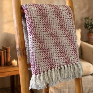 Manta estilo Boho de algodón tejida a mano con diseño bitonal color rubí y blanco