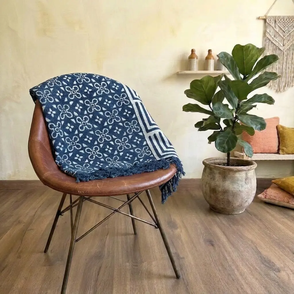Manta de algodón índigo Kasba Tiles, hecha a mano en India. Estampado de flores tipo azulejo, bandas geométricas y flecos, 170×120 cm. Ideal para sofá o cama.