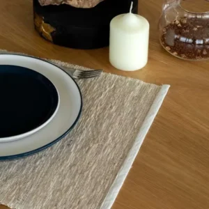 Mantel individual de raíces de vetiver, 45 x 26 cm. Fibra natural tejida a mano en Indonesia, con ribete de tela. Textura fina y tono neutro